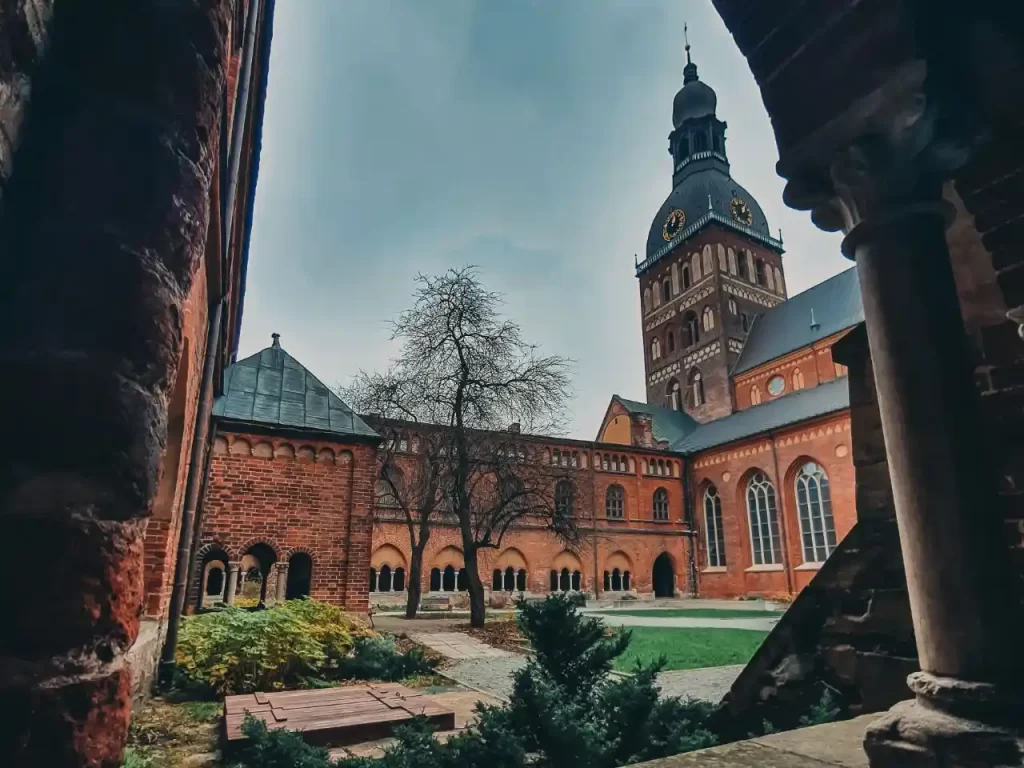 Latvijas baznīcas – arhitektūra un ticības ceļi