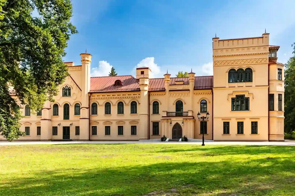 Latvijas pilis un muižas: No varenības līdz kultūras centriem